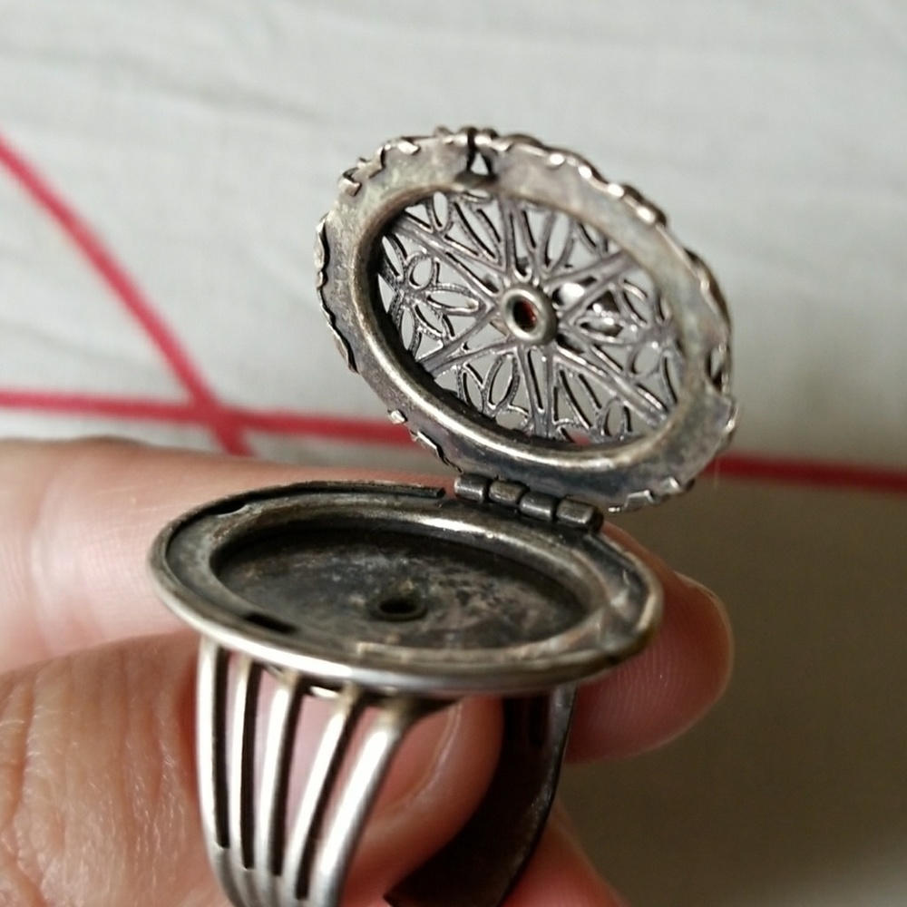 Locket ring - Picture 3 of 5